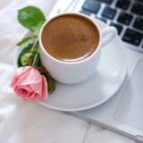 يتزامنُ الصباح مع كوبِ قهوة☕️.