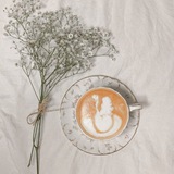 فتاة بين القهوة والورد☕💐.
