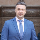 الإعلامي شادي حلوة